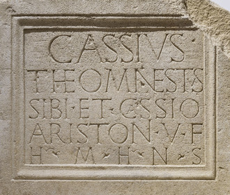 France, Vaucluse (84), Vaison-la-Romaine, site archéologique de Puymin, musée archéologique Théo Desplans, inscription funéraire sur un monument funéraire romain de Cassius Theomnestus et de Cassius Aristo trouvé à Vaison, Cassius Theomnestus a fait faire (ce monument) de son vivant pour lui même et pour Cassius Aristo. Ce monument ne fait pas parti de l'héritage