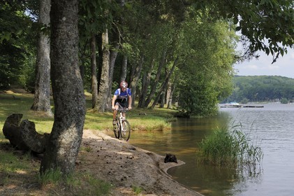 France, Nièvre (58), lac des Settons, découverte à vélo