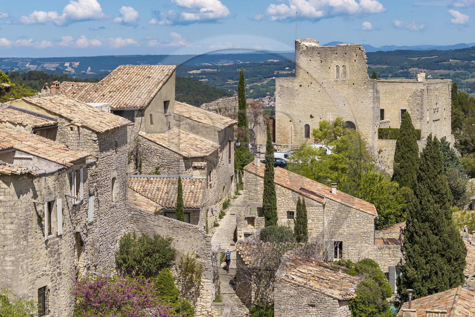 France, Vaucluse (84), Dentelles de Montmirail, le village perché de Crestet et son chateau du IXe siècle (vue aérienne)