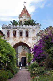 France, Alpes-Maritimes (06), Cannes, Iles de Lérins, Ile de Saint-Honorat, Abbaye de Lérins, l'église abbatiale du monastère
