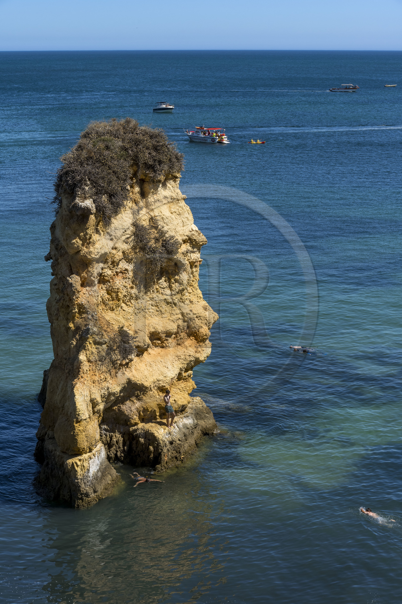 Portugal, Algarve, Lagos, la plage de Praia Dona Ana bordée par des falaises escarpées
