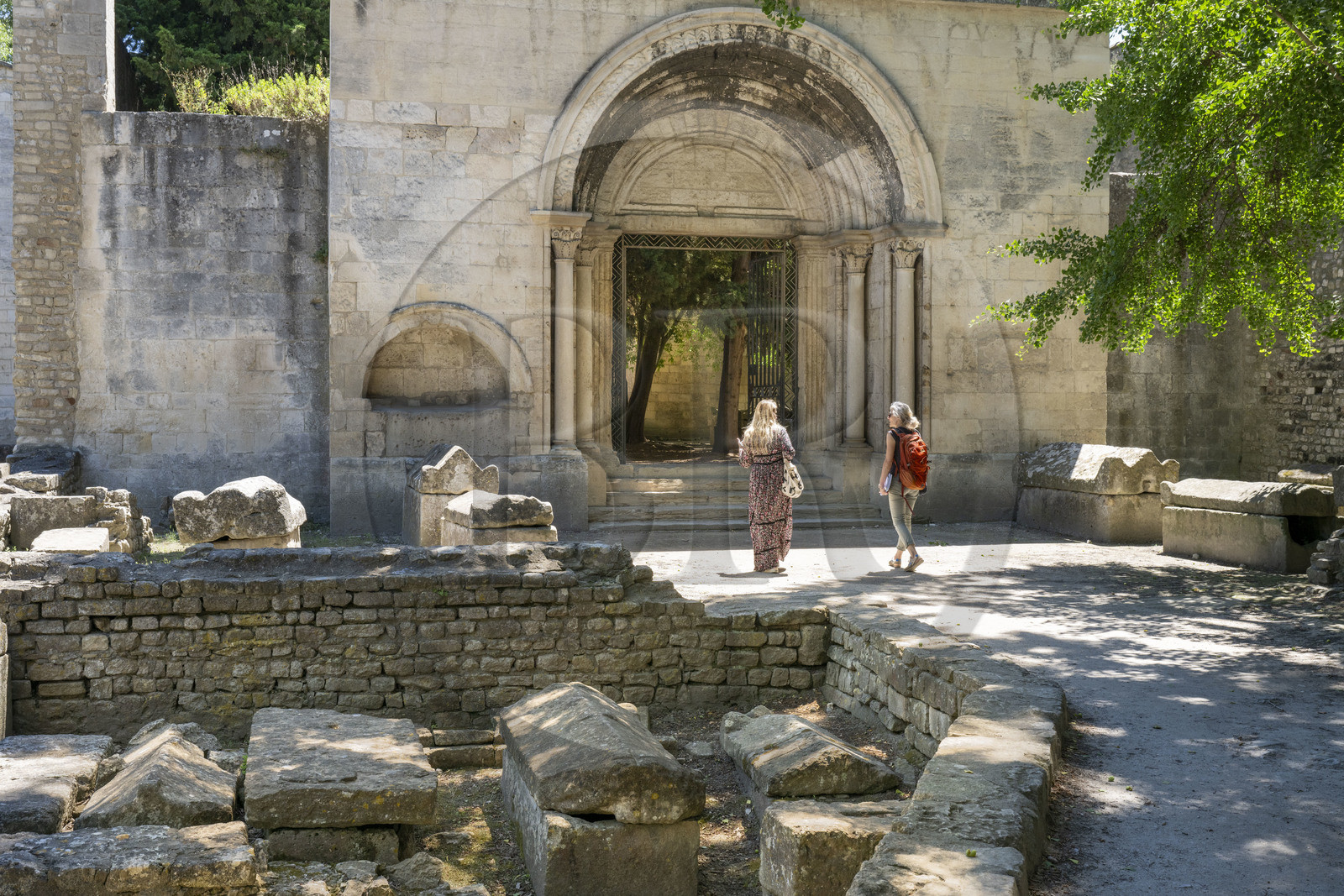 France, Bouches-du-Rhône (13), Arles, les Alyscamps, site classé Patrimoine Mondial de l'UNESCO, nécropole païenne puis chrétienne de l'époque romaine au Moyen Age comprenant de très nombreux sarcophages, entrée de l'église Saint-Honorat des Alyscamps