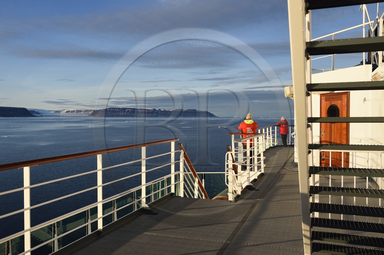 Groenland, cote Nord-Ouest, Smith sound au nord de la baie de Baffin, le bateau de croisière MS Fram de la compagnie Hurtigruten, passager observant la calotte glaciaire à Inglefield Land, un glacier et la banquise fondante