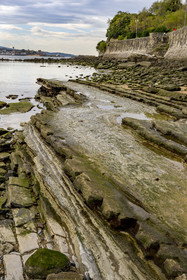 France, Pyrénées-Atlantiques (64), Pays-Basque, Saint-Jean-de-Luz, rochers de la plage de la Pointe Sainte Barbe à marée basse