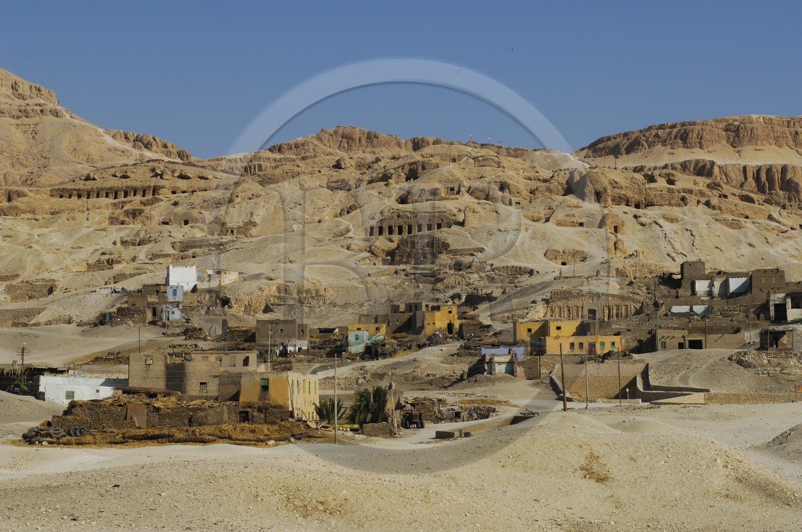 Egypte, Haute Egypte, vallée du Nil, environs de Louxor, Thèbes Ouest, nécropole thébaine, vieux village de Gournah au pied des Tombes des Nobles