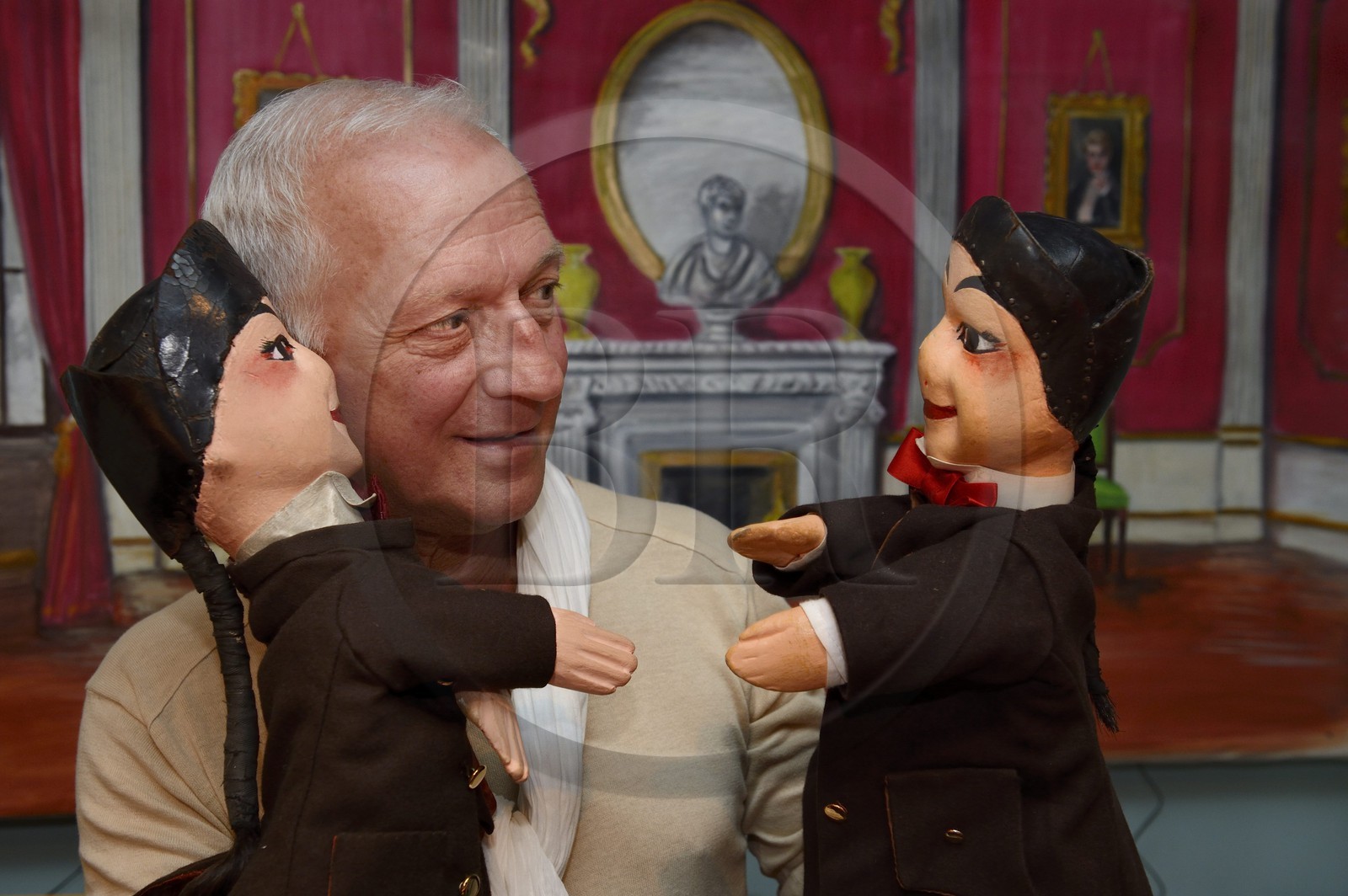 France, Rhône (69), Lyon, quartier de la Croix-Rousse, compagnie  Guignol un gone de Lyon, le marionnetiste Daniel Streble avec deux de ses Guignol qui ont plus de 180 ans