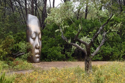 France, Var (83), Iles d'Hyères, parc national de Port Cros, Ile de Porquerolles, la Fondation Carmignac, une sculpture de Les trois alchimistes de Jaume Plensa