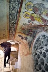 France, Puy-de-Dôme (63), Clermont-Ferrand, cathédrale Notre-Dame de l'Assomption, galerie du déambulatoire principale dans la crypte du Xe siècle, peintures murales romanes fin XIIe siècle représentant la vie publique du Christ avec la multiplication des pains