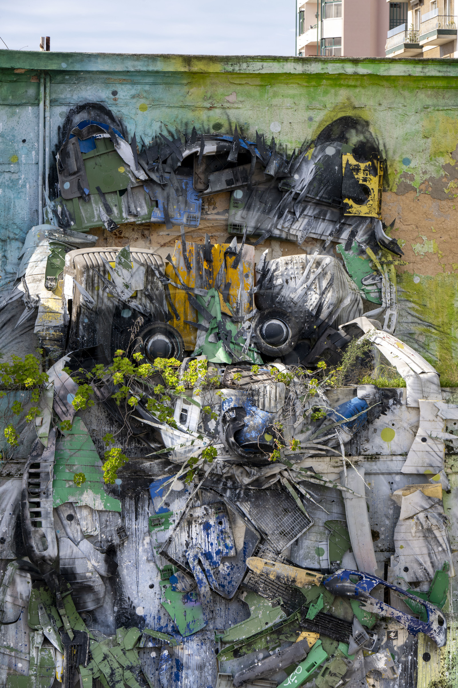 Portugal, Lisbonne, Bélem, bas-relief de 4 m de haut par l'artiste Bordalo II, un raton laveur assemblé à partir de vieux pneus, de pare-chocs et de composants électroniques, il fait face au Centre culturel de Belém MAC CCB Portugal, Lisbonne, Bélem, bas-relief de 4 m de haut par l'artiste Bordalo II, un raton laveur assemblé à partir de vieux pneus, de pare-chocs et de composants électroniques, il fait face au Centre culturel de Belém MAC CCB