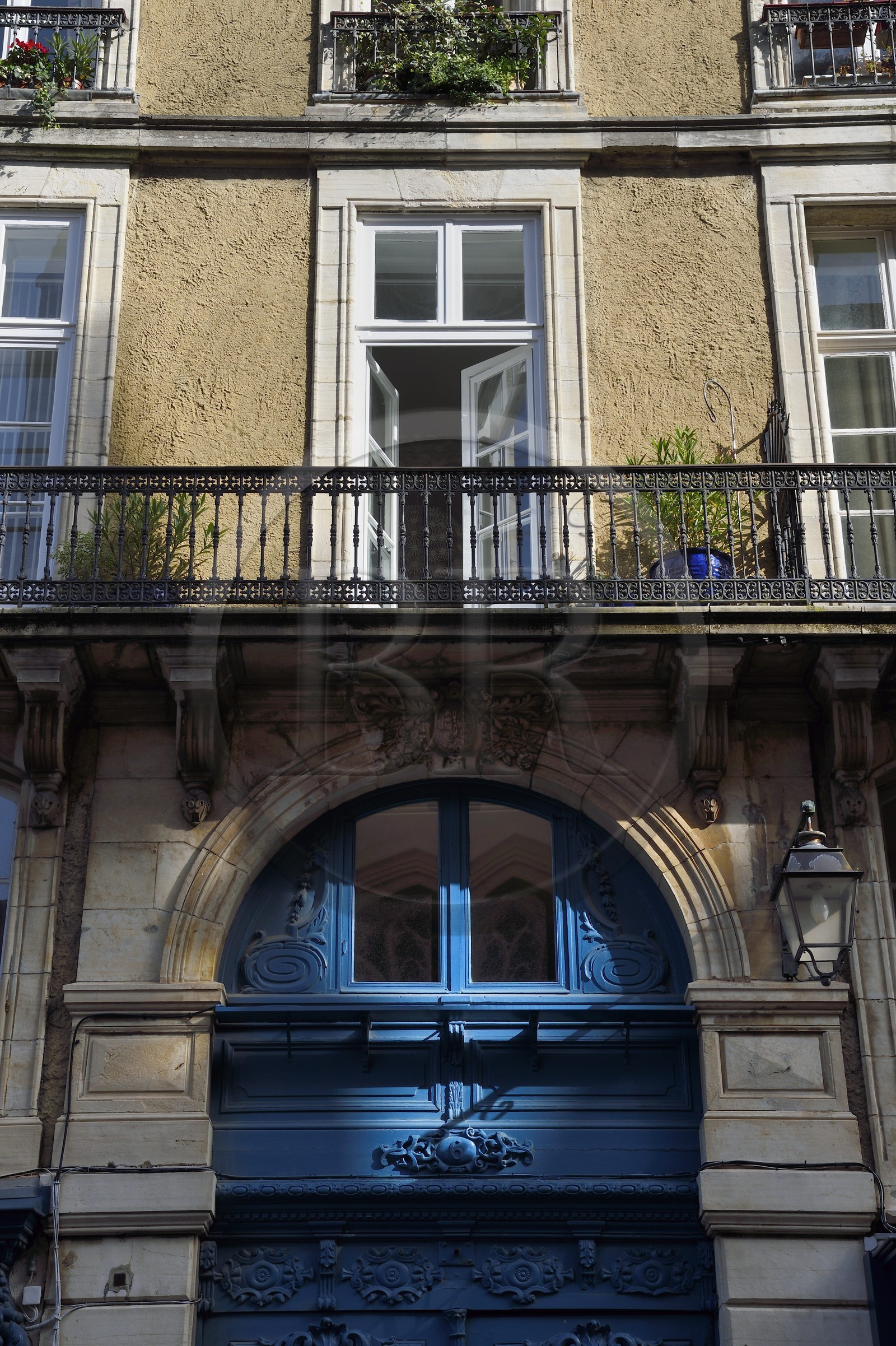 France, Pyrénées-Atlantiques (64), Pays-Basque, Bayonne, entrée d'immeuble rue Notre-Dame France, Pyrénées-Atlantiques (64), Pays-Basque, Bayonne, entrée d'immeuble rue Notre-Dame