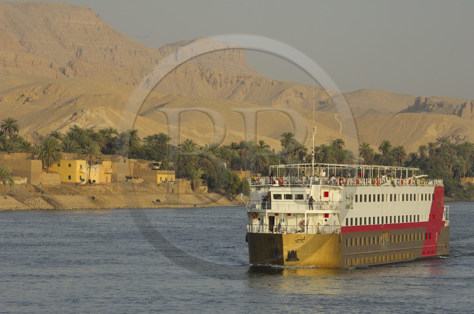 Egypte, Haute Egypte, vallée du Nil, bateau de croisière sur le Nil entre Louxor et Esna