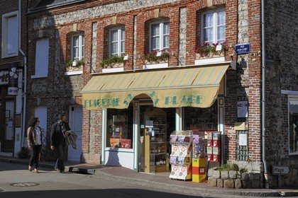 France, Seine-Maritime, Veules-les-Roses, grocery store