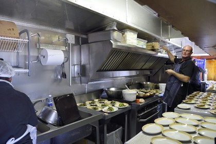 Namibie, région de Erongo, le train Shongololo express, un des deux chefs cuisiniers dans l'étroit wagon cuisine