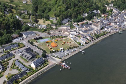 France, Seine-Maritime (76), le bac sur la Seine au village de La Bouille (vue aérienne)