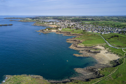 France, Ille et Vilaine, Cote d'Emeraude (Emerald Coast), Saint Malo, La Varde beach and hamlet of La Mare (aerial view)