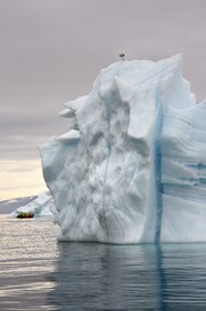 Groenland, cote Nord-Ouest, mer de Baffin, Inglefield Fjord vers Qaanaaq, iceberg et un PolarCirkel boat (zodiac) d'exploration du bateau de croisière MS Fram de la compagnie Hurtigruten