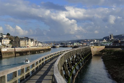 France, Seine Maritime, Pays de Caux, Cote d'Albatre, Fecamp, wooden footbridge at the entrance of the harbour, the Pilotes quay on the left