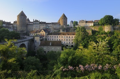 France, Côte d'Or (21), Semur-en-Auxois, le pont Joly menant aux Tours de l'Orle d'Or et de la Géhenne