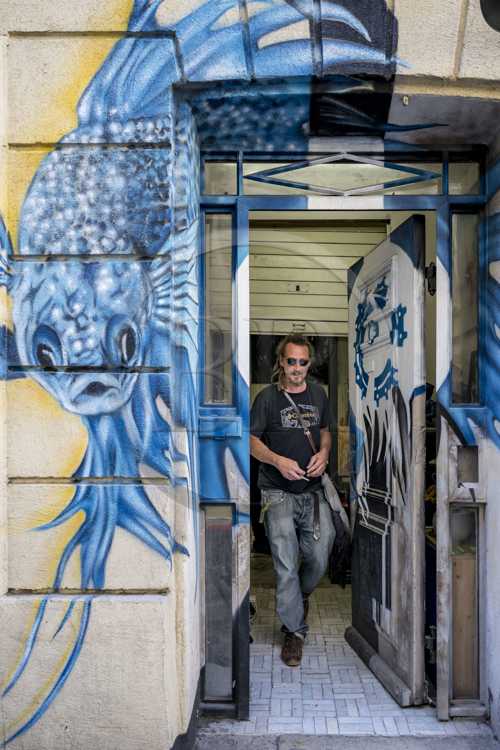France, Bouches-du-Rhône (13), Marseille, quartier du Panier, le street artiste Loïc Perrel dit Poasson dans son atelier galerie de la rue des Phocéens France, Bouches-du-Rhône (13), Marseille, quartier du Panier, le street artiste Loïc Perrel dit Poasson dans son atelier galerie de la rue des Phocéens