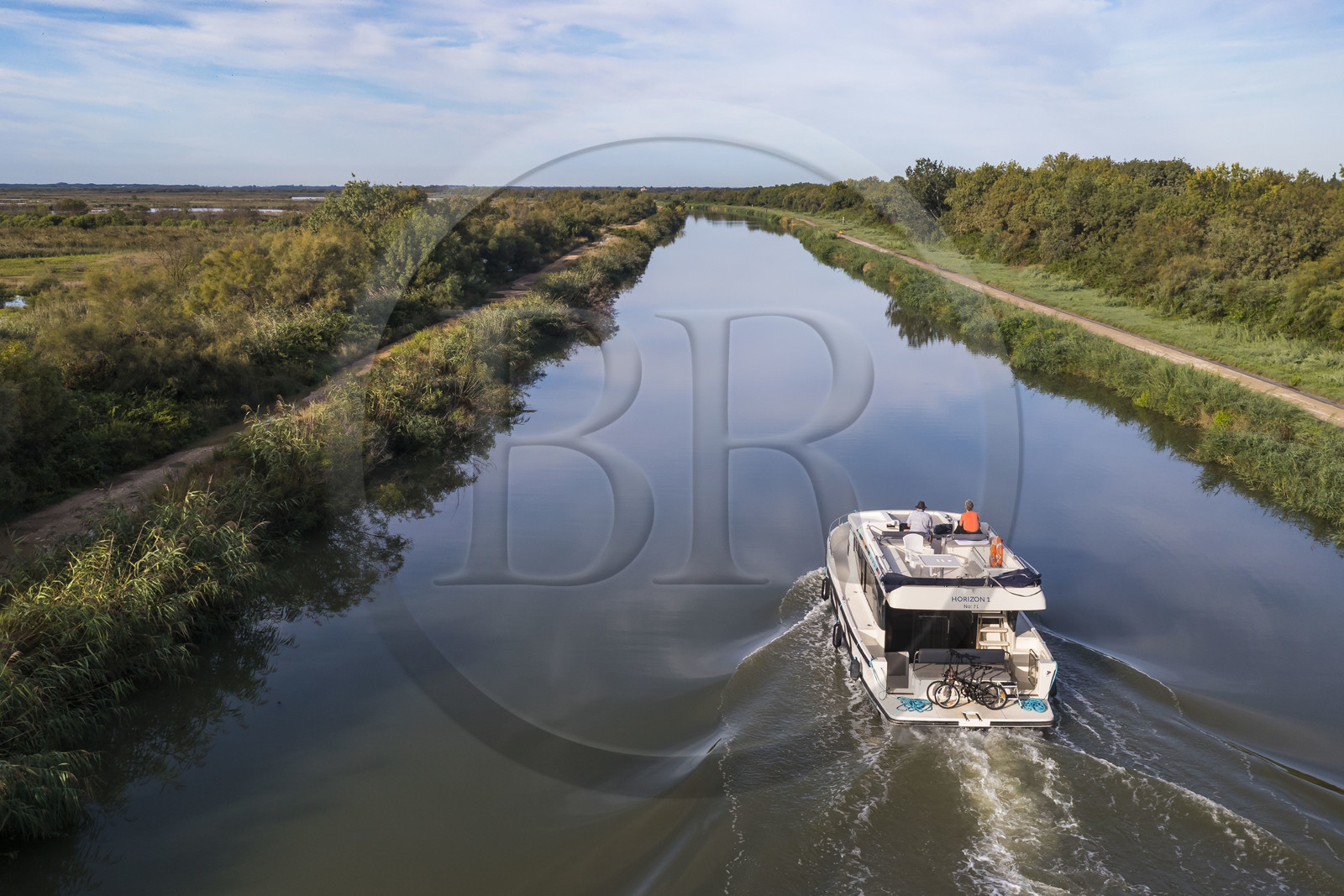 France, Gard (30), la Petite Camargue, navigation d'un bateau de plaisance Le Boat sur le canal du Rhône à Sète entre Gallician et Aigues-Mortes (vue aérienne) France, Gard, the Petite Camargue, navigation of a pleasure boat Le Boat on the Rhone to Sète Canal between Gallician and Aigues-Mortes (aerial view)
