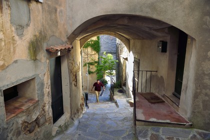 France, Var, Presqu'ile de Saint-Tropez, Ramatuelle, the rue Rompi Cuou (broken ass in provencal language) in the old village