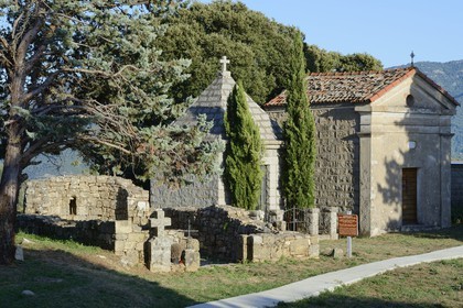 France, Corse-du-Sud (2A), Alta Rocca, vestiges de l'église Santa-Maria-Assunta dans le petit cimetière de Mela