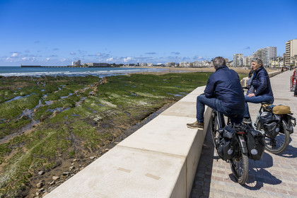 France, Vendée (85), Les-Sables-d'Olonne, le front de mer et le Remblai, cycliste sur la piste de la véloroute Vendée Vélo Tour et Vélodyssée