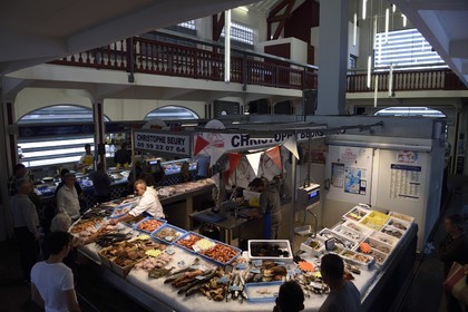 France, Pyrénées-Atlantiques (64), Pays-Basque, Biarritz, le marché couvert des Halles, la halle des poissonniers