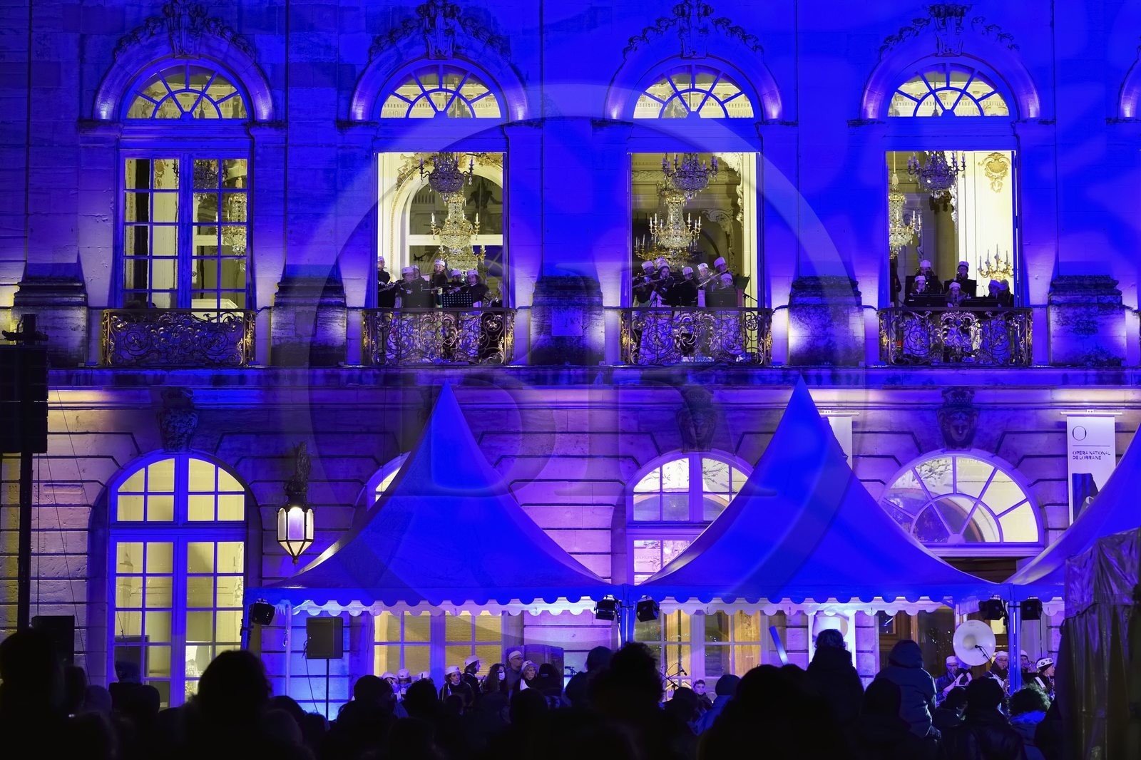 France, Meurthe-et-Moselle (54), Nancy, place Stanislas (ancienne Place Royale) lors de la fête de la Saint-Nicolas, classée Patrimoine Mondial de l'UNESCO, la Fanfare des Enfants du Boucher joue depuis l'Opera National de Lorraine