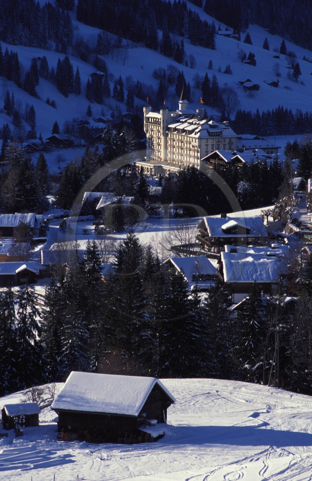 Suisse, région de Bern (Oberland Bernois), Saanenland, Gstaad, le Palace Hôtel sous la neige