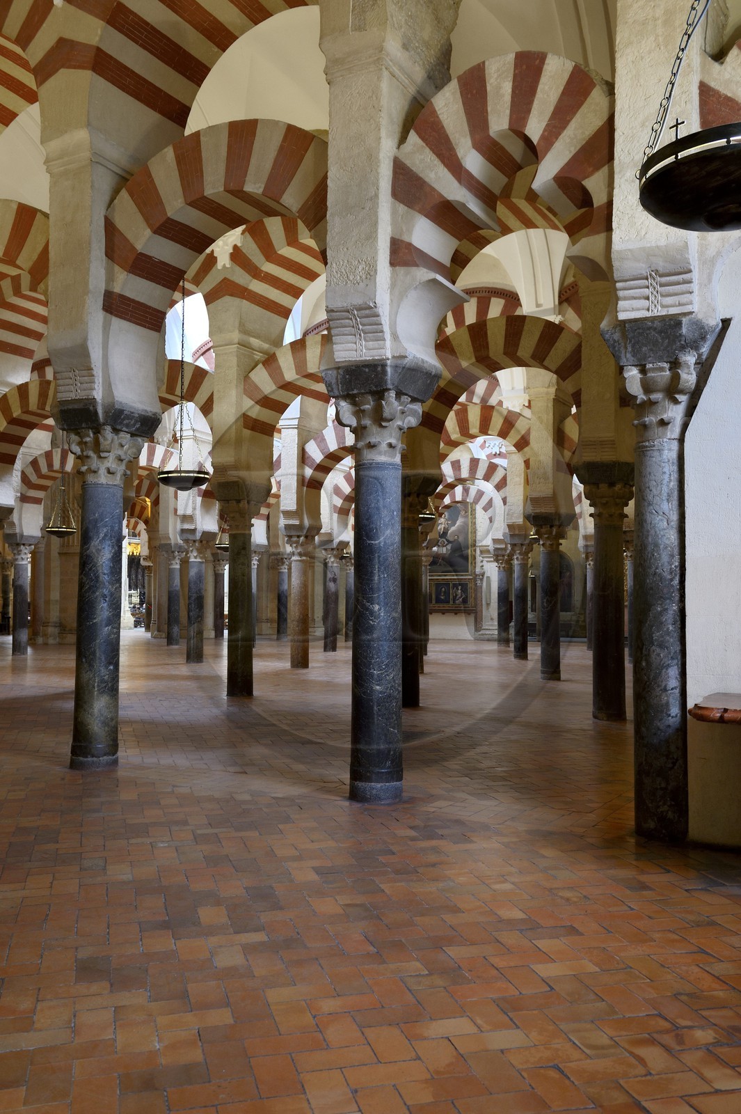 Espagne, Andalousie, Cordoue, centre historique classé Patrimoine Mondial de l'UNESCO, la Mezquita, mosquée-cathédrale, la forêt d'arcs et de colonnades illustre la monumentalité de l'Art omeyyade de Cordoue