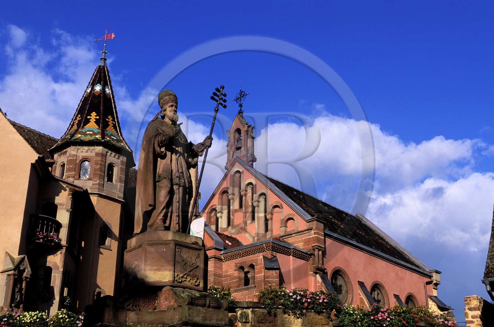 France, Haut-Rhin (68), Eguisheim, labellisé Les Plus Beaux Villages de France, la statue du Pape Leon IX et la chapelle sur la place principale