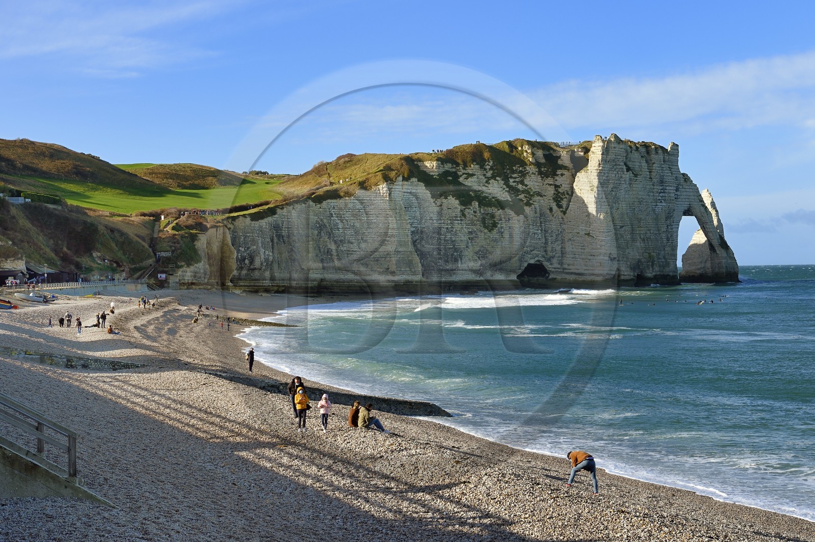 France, Seine-Maritime (76), Pays de Caux, Côte d'Albâtre, Etretat, l'arche de la falaise d'Aval et la plage de la ville
