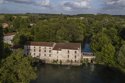 France, Charente-Maritime (17), Chaniers,  restaurant Le Moulin de la Baine, dans un moulin du XVIIe surplombant la Charente (vue aérienne)