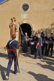 France, Var (83), la Provence Verte, Bras, la Bravade, procession de Saint-Etienne, les bravadeurs tirent des coups de fusils à blanc