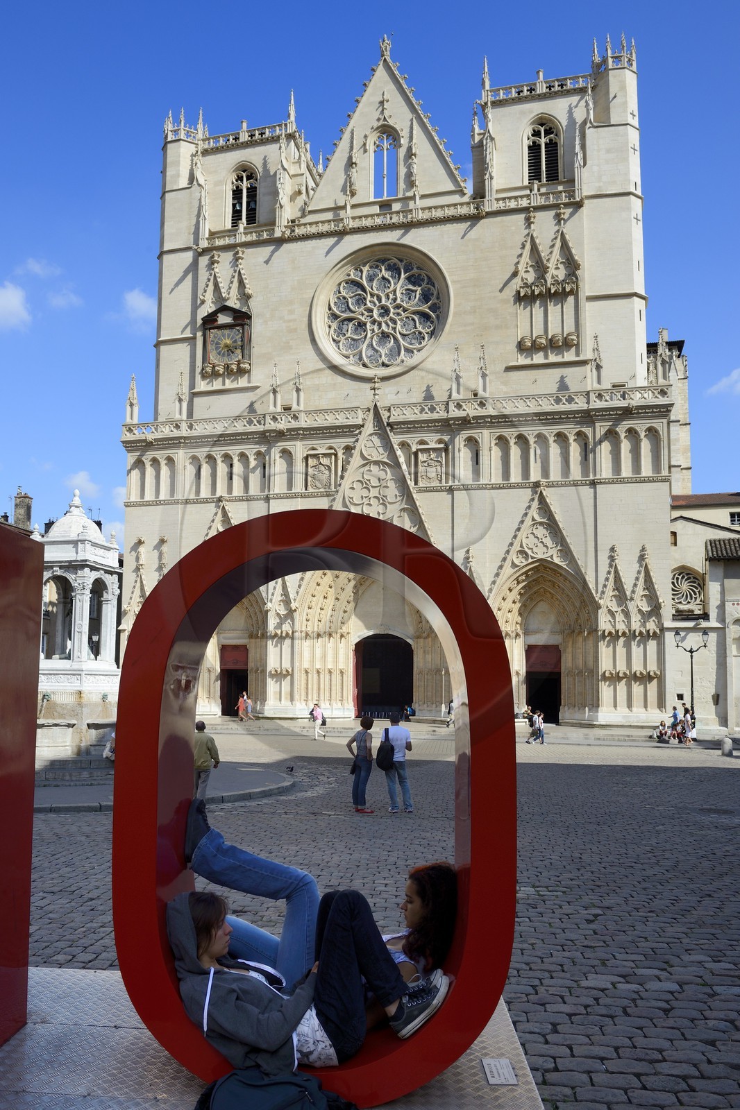 France, Rhône (69), Lyon, site historique classé Patrimoine Mondial de l'UNESCO, Vieux Lyon, place Saint Jean dominée par la basilique Notre-Dame de Fourvière, le O du label de communication de l'aglomeration Onlylyon