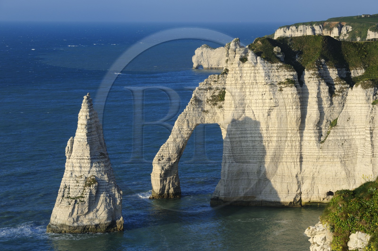 France, Seine-Maritime (76), Pays de Caux, Côte d'Albâtre, Etretat, la falaise d'Aval et l'Aiguille Creuse, au fond on distingue l'arche de la falaise d'Amont