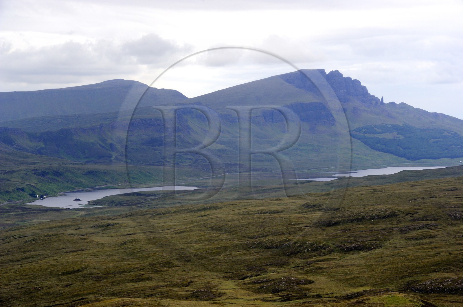 Royaume-Uni, Ecosse, Highland, Hébrides intérieures, Ile de Skye, Trotternish, Loch Fada, les Rocks of Storr en arrière plan et le Old man of Storr à droite (vue aérienne)