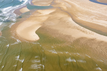 France, Vendée (85), Jard-sur-Mer, la Pointe du Payré, la plage du Veillon dans l'estuaire de la rivière Payré (vue aérienne)