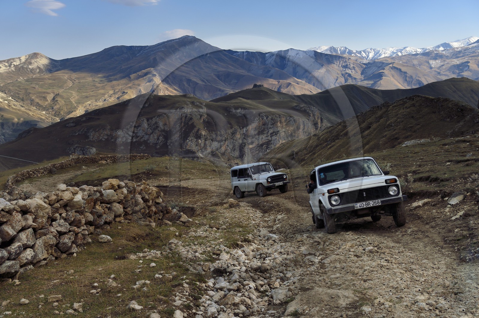 Azerbaïdjan, région de Quba (Guba), chaine de montagne du Grand Caucase, 4x4 sur la piste dans les hauteurs du village de Qalaxudat