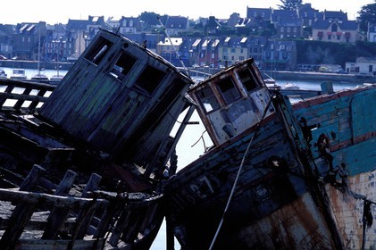 France, Finistère (29), épaves de chalutiers à Camaret