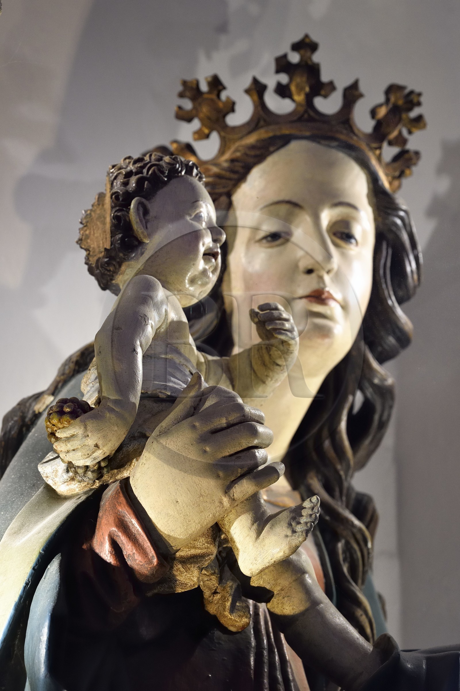 France, Haut-Rhin (68), Route des vins d'Alsace, Thann, la collégiale Saint-Thiebaut du XIVème siècle, madone des vignerons datant de 1510, le petit Jesus cache une grappe de raisin dans sa main