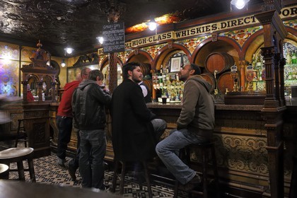 Royaume-Uni, Irlande du Nord, Belfast, le Crown Liquor Saloon fondé en 1826 est le seul pub à faire partie du National Trust (Monuments Historiques)