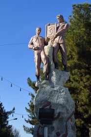Iran, Yazd province, Dasht-e Kavir desert, Ardakan, statue in honor of Revolutionary Guards carrying the portrait of Ayatollah Khomeini