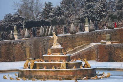 France, Yvelines (78), parc du château de Versailles sous la neige, classé Patrimoine Mondial de l'UNESCO, le Bassin de Latone