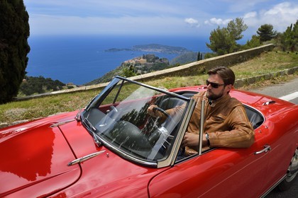 France, Alpes-Maritimes (06), Alfa Romeo Giulietta décapotable de collection sur une route surplombant le village perché d'Eze