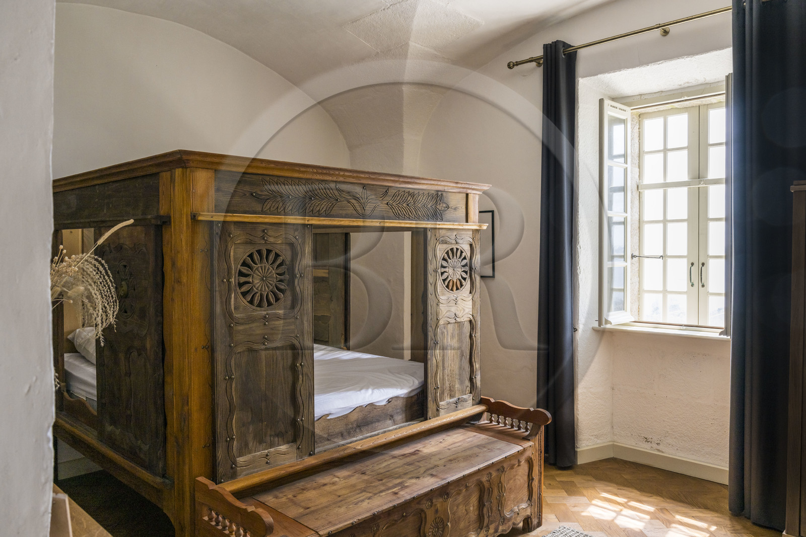 France, Finistère (29), Pays des Abers, Ile Vierge, le phare de l'Ile Vierge, l'ancien phare de 1845 transformé en écogite, lit clos