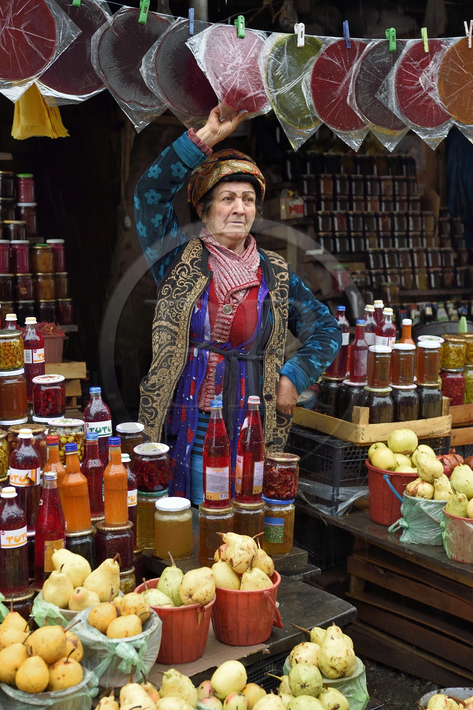 Azerbaïdjan, région de Shamakhi, Qabala, marché aux seaux de fruits et légumes Azerbaïdjan, région de Shamakhi, Qabala, marché aux seaux de fruits et légumes