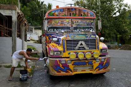 Panama,  province de Colon, Portobelo, bus appellés Diablo Rojo (Diable Rouge) recouverts de peintures criardes