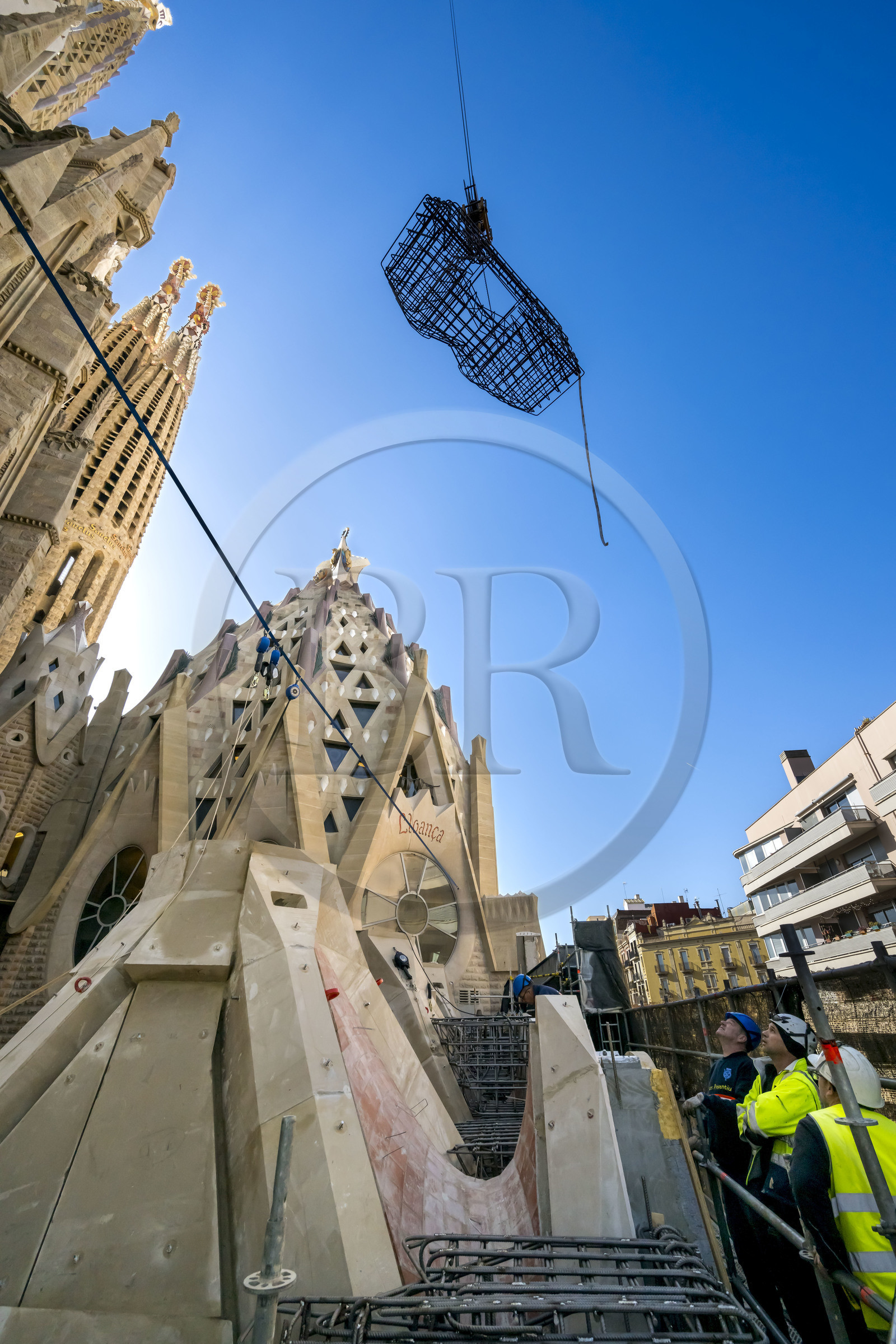 Espagne, Catalogne, Barcelone, quartier de l'Eixample, basilique de la Sagrada Familia de l'architecte du modernisme catalan Antoni Gaudi classée Patrimoine Mondial de l'UNESCO, chantier du cloitre sous la facade de l'abside, instalation du ferraillage de l'ossature pour le béton armé, la sacristie en arrière plan